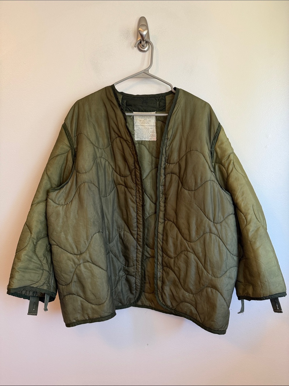 vintage army liner jacket there isn’t a size but looks like a XL